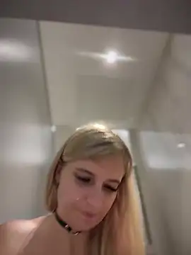 Snapshot of Betsy chatting on 12/28/24, 03:26 Betsy online show from 12/28/24, 03:26