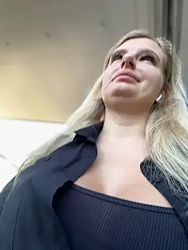 Snapshot of Betsy chatting on 01/02/25, 08:06 Betsy online show from 01/02/25, 08:06