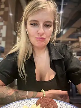 Snapshot of Betsy chatting on 01/06/25, 09:19 Betsy online show from 01/06/25, 09:19