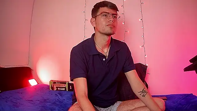 Snapshot of nicolatinboy chatting on 02/14/26, 09:11 nicolatinboy online show from 02/14/26, 09:11