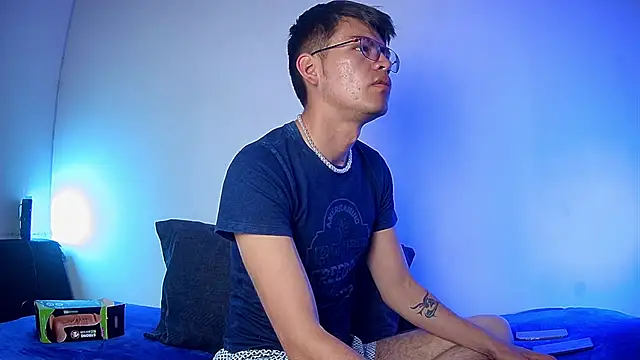 Snapshot of nicolatinboy chatting on 02/16/26, 09:11 nicolatinboy online show from 02/16/26, 09:11