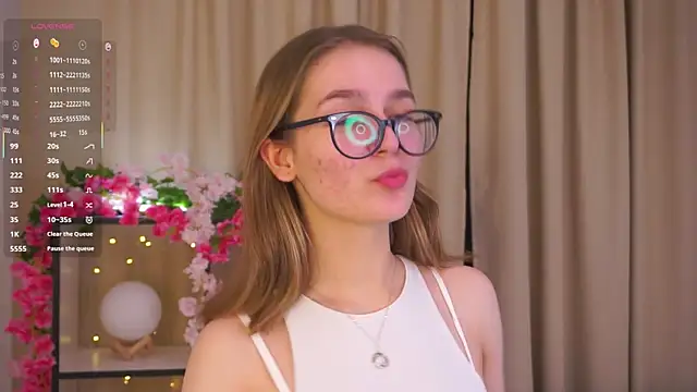 Snapshot of NyraKiss chatting on 12/14/25, 08:24 NyraKiss online show from 12/14/25, 08:24