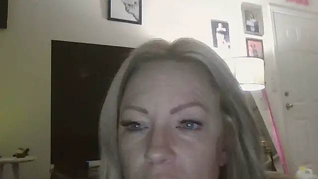 Snapshot of sinfulsara chatting on 12/04/25, 10:35 sinfulsara online show from 12/04/25, 10:35