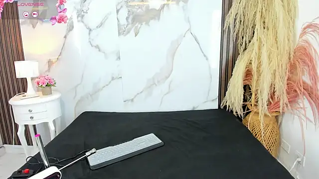 Snapshot of hilarythomsom chatting on 01/17/26, 01:05 hilarythomsom online show from 01/17/26, 01:05