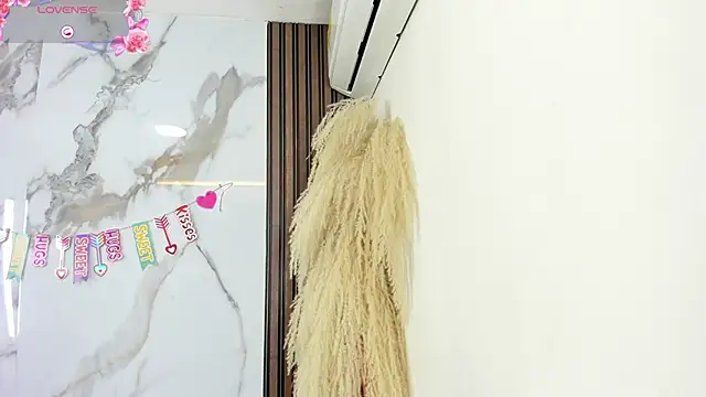 Snapshot of hilarythomsom chatting on 02/13/26, 12:56 hilarythomsom online show from 02/13/26, 12:56