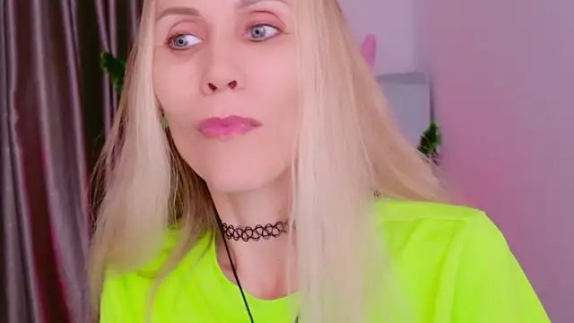 Snapshot of betty_xoxoo chatting on 12/15/25, 08:40 betty xoxoo online show from 12/15/25, 08:40