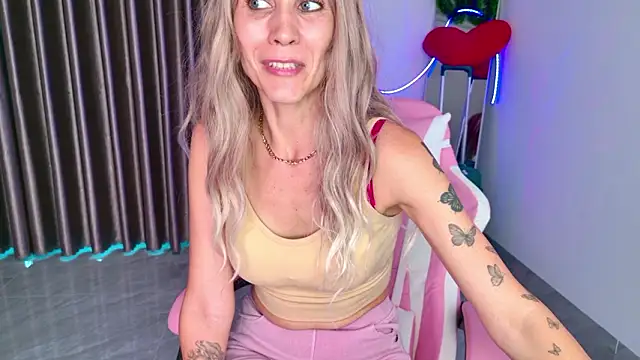 Snapshot of betty_xoxoo chatting on 02/16/26, 10:44 betty xoxoo online show from 02/16/26, 10:44