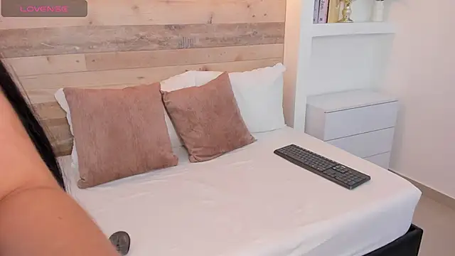 Snapshot of orihime_bunny chatting on 12/18/25, 12:33 orihime bunny online show from 12/18/25, 12:33