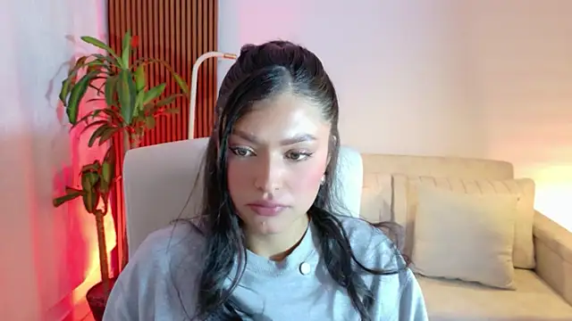 Snapshot of victoria___moon chatting on 12/20/25, 01:18 victoria moon online show from 12/20/25, 01:18