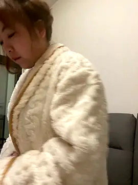 Snapshot of bibi347127 chatting on 12/22/25, 01:35 bibi347127 online show from 12/22/25, 01:35