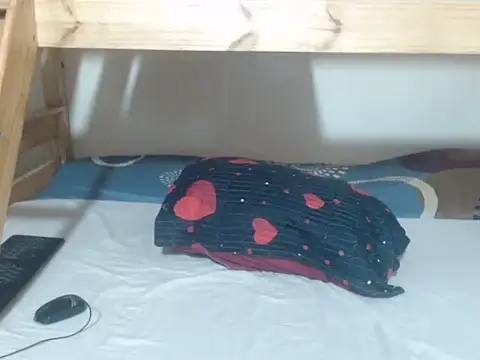 Snapshot of Phoenix_Curvelicious chatting on 12/17/25, 12:05 Phoenix Curvelicious online show from 12/17/25, 12:05