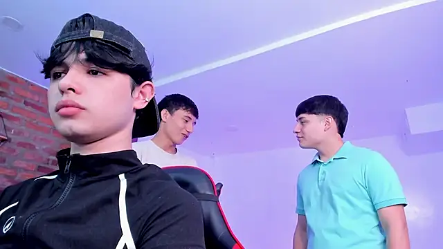 HotThreesoome online show from 04/08/26, 02:50