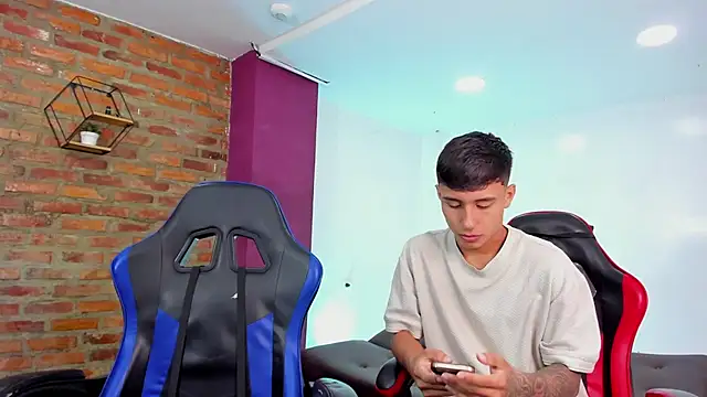 HotThreesoome online show from 04/14/26, 01:17