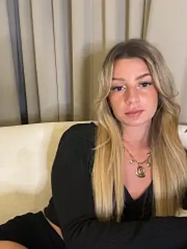 Snapshot of lilavv chatting on 12/15/25, 01:26 lilavv online show from 12/15/25, 01:26