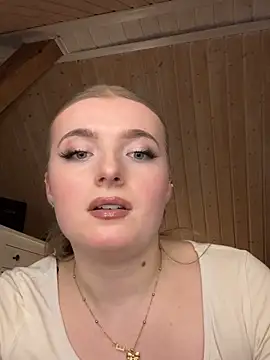 Snapshot of MilaLuxe chatting on 12/15/25, 07:07 MilaLuxe online show from 12/15/25, 07:07