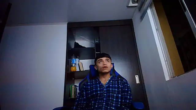 Snapshot of NoahGun_ chatting on 12/19/25, 07:48 NoahGun online show from 12/19/25, 07:48