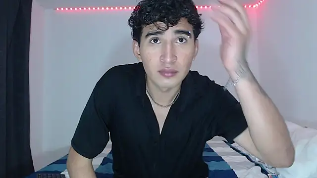 Snapshot of Dave_hot1 chatting on 12/17/25, 04:51 Dave hot1 online show from 12/17/25, 04:51