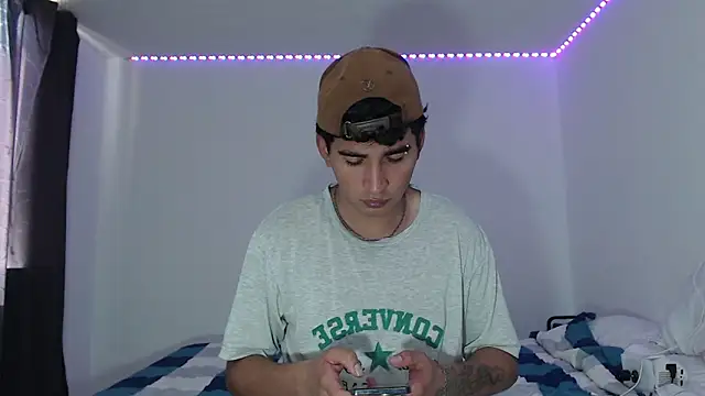 Snapshot of Dave_hot1 chatting on 12/17/25, 06:14 Dave hot1 online show from 12/17/25, 06:14