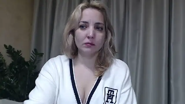 Snapshot of sweetpussy chatting on 12/04/25, 06:27 sweetpussy online show from 12/04/25, 06:27