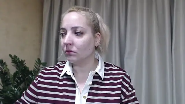 Snapshot of sweetpussy chatting on 12/15/25, 06:56 sweetpussy online show from 12/15/25, 06:56