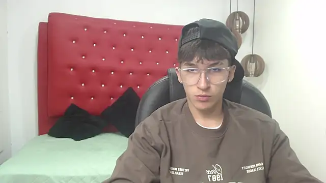 Snapshot of jeremy_job chatting on 12/17/25, 11:38 jeremy job online show from 12/17/25, 11:38