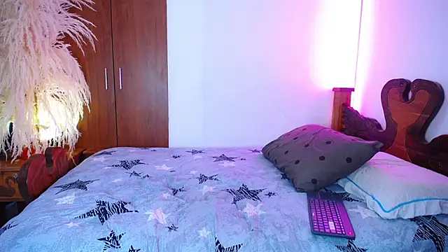 Snapshot of mishelolaya_ chatting on 12/14/25, 11:20 mishelolaya online show from 12/14/25, 11:20