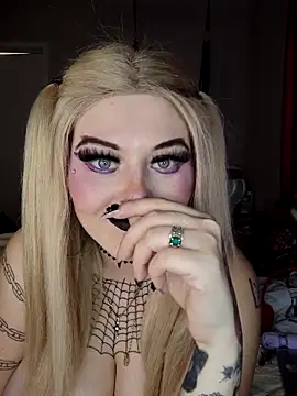 Snapshot of SpiderRose chatting on 12/15/25, 06:01 SpiderRose online show from 12/15/25, 06:01