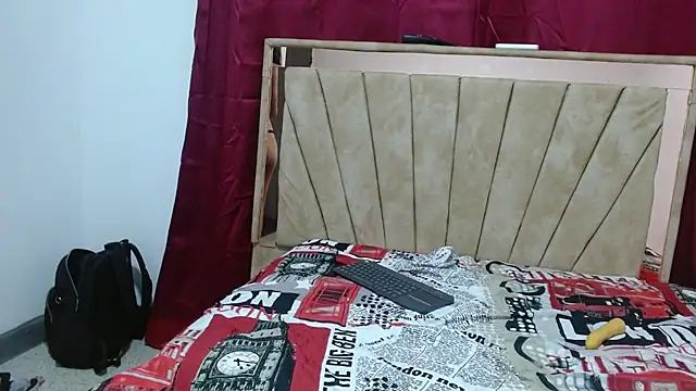 Snapshot of pia_houns17 chatting on 12/18/25, 02:50 pia houns17 online show from 12/18/25, 02:50