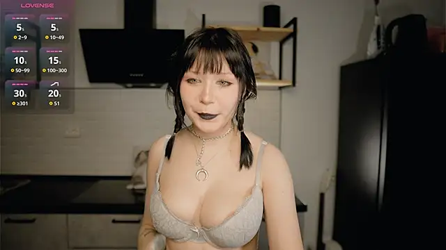 Snapshot of Nickari chatting on 02/06/26, 01:14 Nickari online show from 02/06/26, 01:14