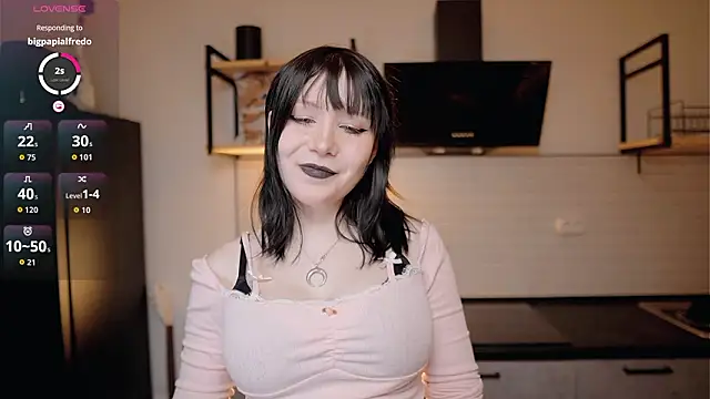 Snapshot of Nickari chatting on 02/08/26, 01:14 Nickari online show from 02/08/26, 01:14