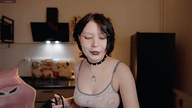 Snapshot of Nickari chatting on 07/11/26, 05:32 Nickari online show from 07/11/26, 05:32