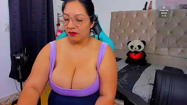 Snapshot of lulu_parker chatting on 12/17/25, 02:23 lulu parker online show from 12/17/25, 02:23