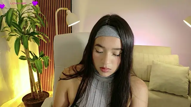 IAM  ZARA online show from 04/06/26, 08:43