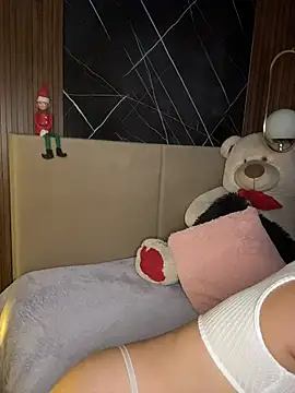 Snapshot of ValentinaEliot chatting on 12/16/25, 01:10 ValentinaEliot online show from 12/16/25, 01:10