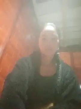 Snapshot of Amiluli chatting on 12/13/25, 09:20 Amiluli online show from 12/13/25, 09:20