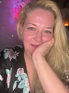 Snapshot of JenniferCarmen chatting on 01/06/26, 04:43 JenniferCarmen online show from 01/06/26, 04:43