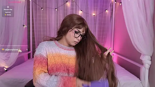 Snapshot of simone_sky chatting on 01/18/26, 12:47 simone sky online show from 01/18/26, 12:47