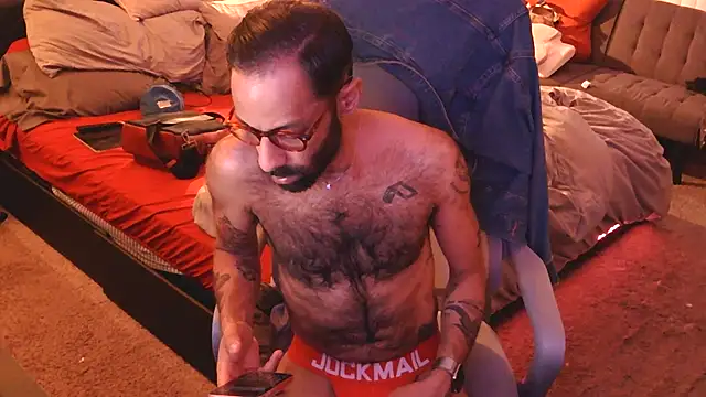 Snapshot of LilBrownPKB chatting on 12/19/25, 08:32 LilBrownPKB online show from 12/19/25, 08:32