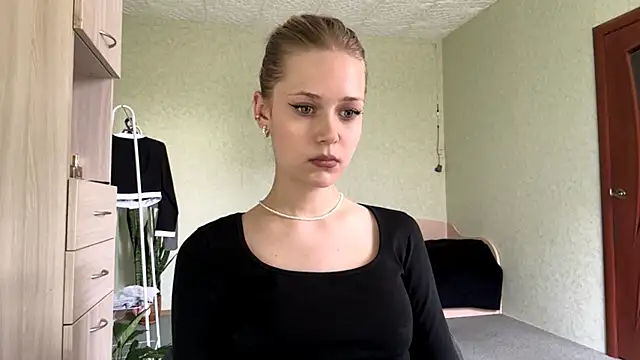 ZaidaSchwarten online show from 05/18/26, 01:06