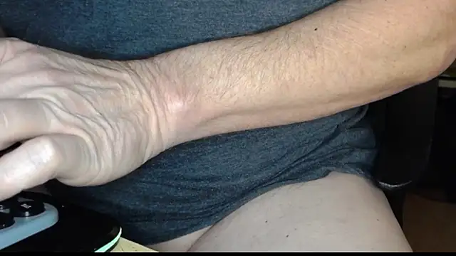 Snapshot of oldmann08 chatting on 01/09/26, 08:43 oldmann08 online show from 01/09/26, 08:43