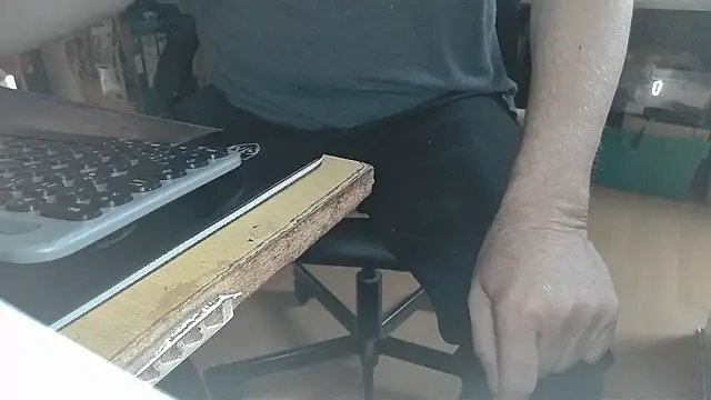 Snapshot of oldmann08 chatting on 01/12/26, 01:05 oldmann08 online show from 01/12/26, 01:05