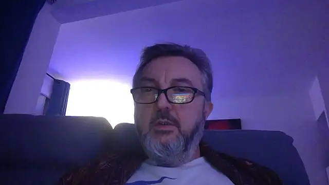 Snapshot of Esteban0613 chatting on 12/17/25, 09:43 Esteban0613 online show from 12/17/25, 09:43