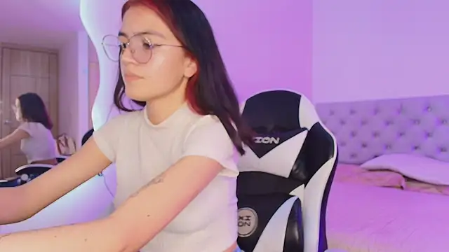 Snapshot of Celeste__star18 chatting on 12/17/25, 08:26 Celeste star18 online show from 12/17/25, 08:26