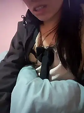 Snapshot of Layyla99 chatting on 12/16/25, 02:22 Layyla99 online show from 12/16/25, 02:22