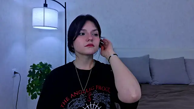 NyraVesperis online show from 05/17/26, 05:38