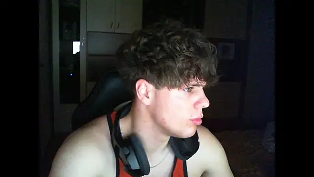 Snapshot of GymGuy0505 chatting on 12/15/25, 10:47 GymGuy0505 online show from 12/15/25, 10:47