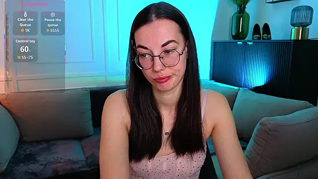 Snapshot of EmmaJacson chatting on 12/17/25, 04:02 EmmaJacson online show from 12/17/25, 04:02