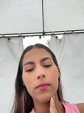 Snapshot of Valeria-escobar chatting on 01/14/26, 01:28 Valeria-escobar online show from 01/14/26, 01:28