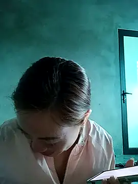 Snapshot of little-effy chatting on 12/15/25, 05:12 little-effy online show from 12/15/25, 05:12