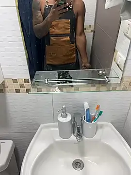 Snapshot of Comeonmyhouse22cm chatting on 02/13/26, 07:43 Comeonmyhouse22cm online show from 02/13/26, 07:43